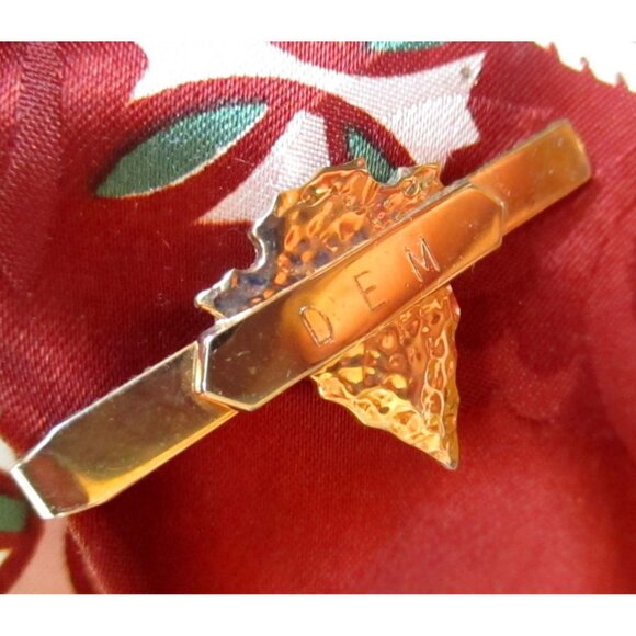 Vintage Pioneer Gold-Tone Tie Bar Clip With Text "DEM" & Arrowhead Design - Picture 4 of 4